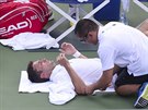 Francouzský tenista Gilles Simon se nechává oetovat v prbhu osmifinálového...