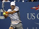 eský tenista Tomá Berdych trefuje bekhend v osmifinále US Open.