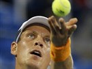 eský Tomá Berdych si nadhazuje míek v osmifinále US Open.