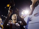 eský tenista Tomá Berdych rozdává autogramy po postupu do tvrtfinále US Open.