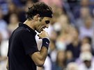 výcarský tenista Roger Federer pemýlí, jak má dál hrát ve tvrtfinále US...