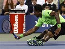 Francouzský tenista Gaël Monfils ve tvrtfinále US Open upadl na zem.