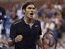 výcarský tenista Roger Federer se raduje ve tvrtfinále US Open.