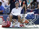 Srbský tenista Novak Djokovi gestikuluje na laviku bhem semifinále US Open.