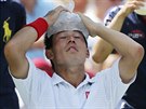 Japonský tenista Kei Niikori si chladí hlavu v semifinále US Open.