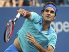 výcarský tenista Roger Federer podává v semifinále US Open.