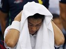 Japonský tenista Kei Niikori se utírá runíkem pi finále US Open.
