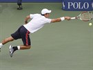 Japonský tenista Kei Niikori se natahuje po míku ve finále US Open.
