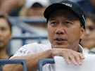 Michael Chang kouuje japonského tenistu Keie Niikoriho ve finále US Open.