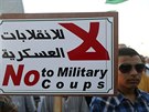 Lidé v Benghází protestují proti parlamentu a na podporu koalice bojovník...
