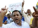 Lidé v Tripolisu demonstrují ped parlamenem na podporu Úsvitu Libye (29. srpna...
