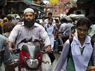 Mu na motorce v Novém Dillí (4. záí 2014)