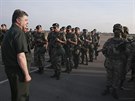 Ukrajinský prezident Poroenko navtívil vojáky v Mariupolu (8. záí 2014).