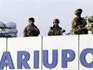 Ukrajintí vojáci hlídají letit v Mariupolu, kam dorazil prezident Poroenko...