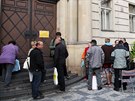 Lidé před budovou úřadu Středočeského kraje čekají ve frontě na podání žádosti...