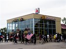 Kolem 150 protestujících zablokovalo píjezd k restauraci McDonald's v...