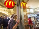 Aktivistka Guilda Valdez protestuje ped McDonaldem v Los Angeles,