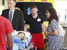 Pětiletý Ashya King s rodiči při příjezdu do motolské nemocnice, kde budou...