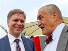 Předseda TOP 09 Karel Schwarzenberg (vpravo) a primátor Prahy Tomáš Hudeček ...