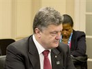 Ukrajinský prezident Petro Poroenko se na summitu NATO setkal s éfem Bílého...