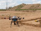 Speciln ltajc dron poizuje fotografie ze stavby D11 u Hradce Krlov, aby...