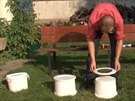 Krok 6: Stejn jako spodní a stedový kbelík propojte i ten stedový a horní......