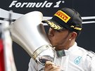 S TROFEJÍ. Lewis Hamilton po triumfu ve Velké cen Itálie formule 1. 
