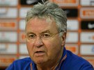 Trenr nizozemskho fotbalovho tmu Guus Hiddink na tiskov konferenci ped