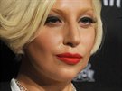 Chce-li být Lady Gaga za opravdovou dámu, volí klasické líení v podob erné...