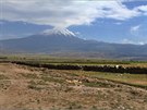 Sopený kuel Araratu (5 137 m) ní vysoko nad okolní krajinu.