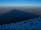 Krátce po východu slunce vrhá Ararat stín daleko do vnitrozemí Turecka. Za zády...