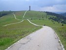 Pohled z vrcholu Feldbergu k východu: v popedí píjezdová asfaltka, na obzoru...