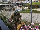 Policista se psem prohledává okolí stanice metra u vojenské koly, kde v...