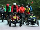Úastníci 7. roníku cyklistické putovní akce na podporu rehabilitace Bäder-...