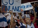 Malé finské fanynky ped premiérou basketbalist na mistrovství svta ve...