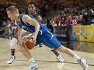 Finský basketbalista Mikko Koivisto uniká kolem americké superstar Derricka...
