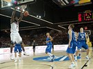 Americký basketbalista Kenneth Faried smeuje do finského koe.