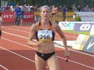 Denisa Rosolová (266) si bí pro vítzství ve tafet na 4x100 metr v rámci...