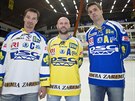 Nový bílý dres zlínských hokejistů představil kapitán Petr Čajánek (vlevo)....