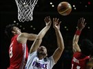 Francouzský basketbalista Joffrey Lauvergne (uprosted) v akci, vlevo je...