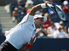 Novak Djokovi servíruje v semifinále US Open.