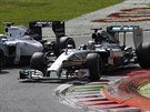 V ZATÁCE. Lewis Hamilton (vpravo) se snaí pedjet Felipeho Massu na okruhu v...