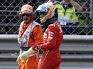 Fernando Alonso (vpravo) musel opustit tra Velké ceny Itálie kvli technické...