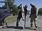 Prorutí separatisté se zbytky rakety u vesnice Hrabske (Ukrajina, 31. srpna...