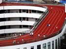 Atletický ovál je dlouhý 200 metr a byl slavnostn oteven v pondlí 1. záí...