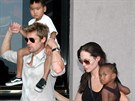 Brad Pitt, Angelina Jolie a jejich adoptované dti Maddox a Zahara (Bombaj, 12....