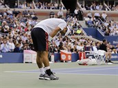 Japonský tenista Kei Nišikori se zklamaně ohýbá ve finále US Open.