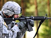 Americk vojk pi stelb z karabiny IIC (Improved Individual Carbine) firmy...