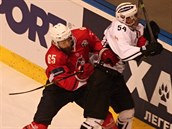Pardubick hokejista Tom Marcinko (v ervenm) bojuje o puk v utkn Ligy...