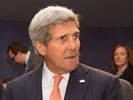 Ministi zahrani Britnie Philip Hammond a USA John Kerry na summitu NATO ve...